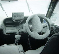 Машина в снежной ловушке